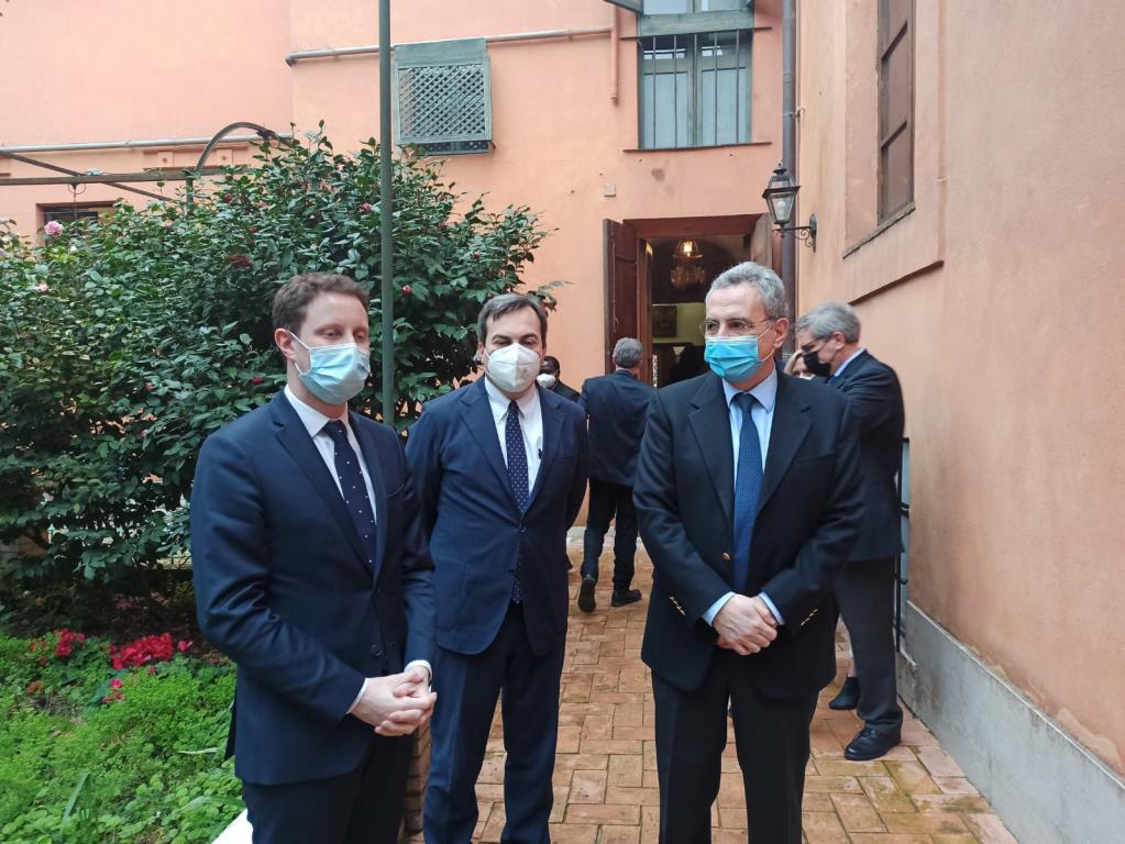 Le secrétaire d'État français des Affaires européennes Clément Beaune et son homologue italien, le ministre Vincenzo Amendola, en visite à Sant'Egidio
